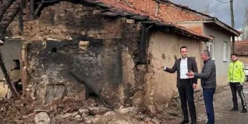 Kaymakam Demirci, yanan fırınında incelemelerde bulundu