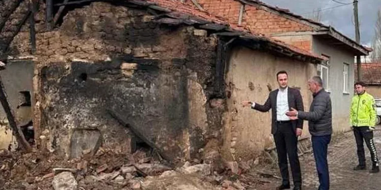 Kaymakam Demirci, yanan fırınında incelemelerde bulundu