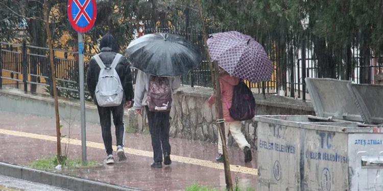 Aydın’da sağanak yağış etkili oluyor