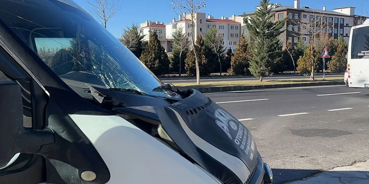Minibüsün çarptığı adam hayatını kaybetti
