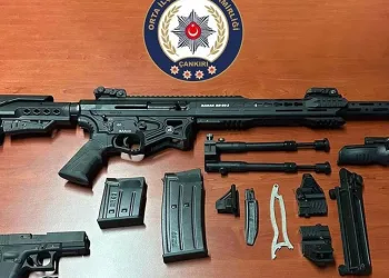 Sosyal medyadan silah satan şahıslar polisten kaçamadı