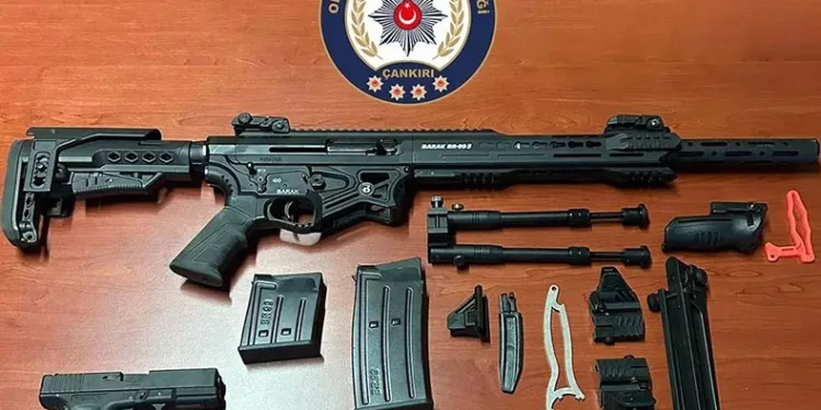 Sosyal medyadan silah satan şahıslar polisten kaçamadı