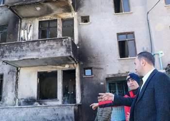 Evi yanan ailelere Başkan Özdemir’den ziyaret