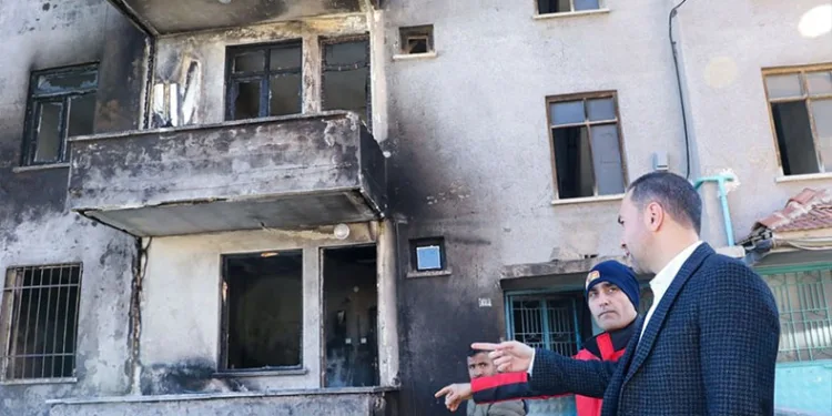 Evi yanan ailelere Başkan Özdemir’den ziyaret