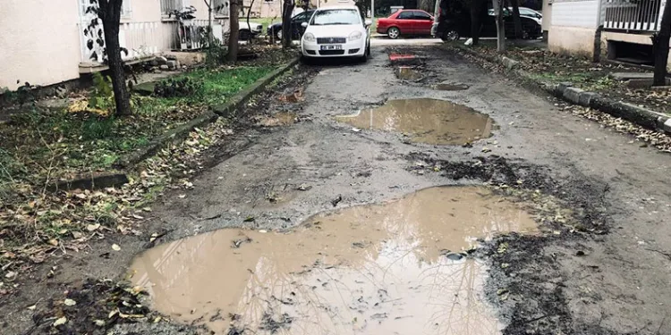 Ara sokaklarda yollar köstebek yuvasına döndü