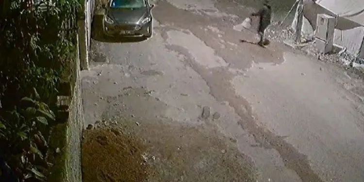 Çadırda kalan ailenin eşyalarını çalıp kaçtı