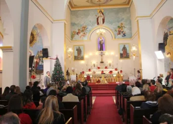 170 yıllık kilisede Noel ayini