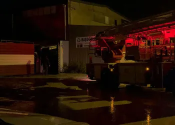 Çaldıkları aracı parçalarken yakalanan hırsızlar tutuklandı