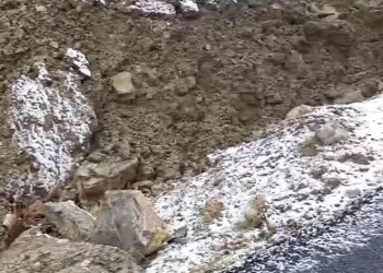 Dağdan kopan kaya parçaları köy halkını korkuttu