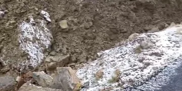 Dağdan kopan kaya parçaları köy halkını korkuttu