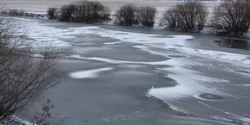 Ardahan’da Kura Nehrinin yüzeyi dondu