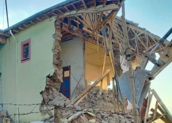 Yazıhan’daki ağır hasarlı evler yıkılıyor