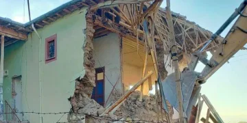 Yazıhan’daki ağır hasarlı evler yıkılıyor