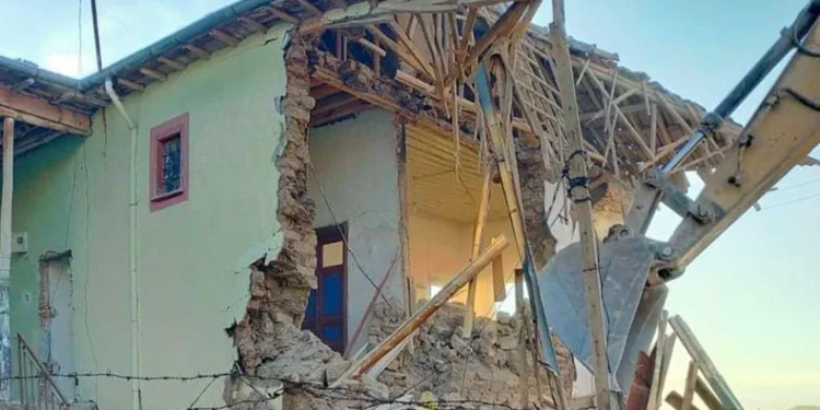 Yazıhan’daki ağır hasarlı evler yıkılıyor