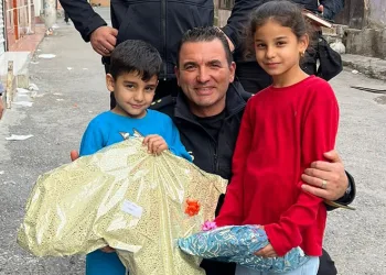 Konak polisinden çocuklara sürpriz yılbaşı hediyesi