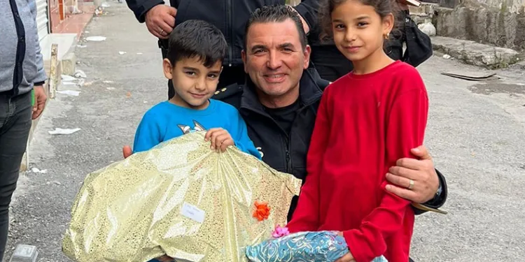 Konak polisinden çocuklara sürpriz yılbaşı hediyesi