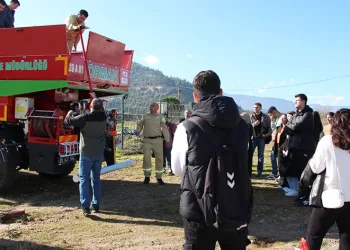 Genç iletişimciler yangın söndürme gönüllüsü oldu