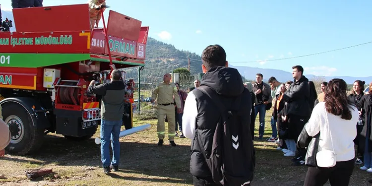 Genç iletişimciler yangın söndürme gönüllüsü oldu