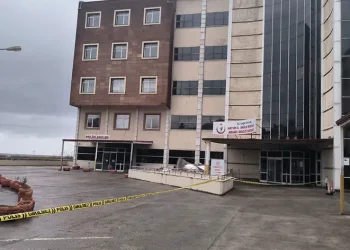 Fırtına nedeniyle çatılar uçtu