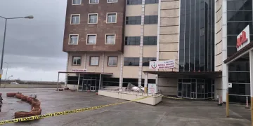 Fırtına nedeniyle çatılar uçtu