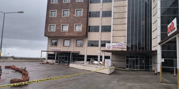 Fırtına nedeniyle çatılar uçtu