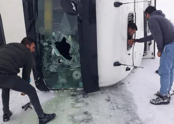 Kontrolden çıkan tır devrildi