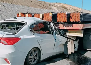 Otomobil demir taşıyan tırın dorsesine çarptı