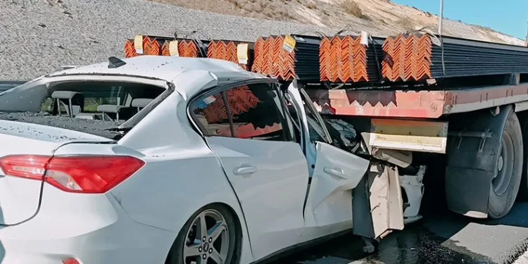 Otomobil demir taşıyan tırın dorsesine çarptı