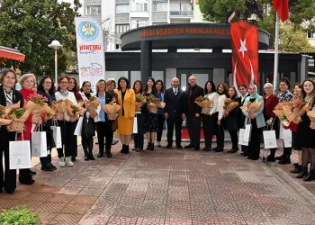 Manisalı kadın muhtarlara kutlama