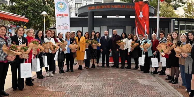 Manisalı kadın muhtarlara kutlama