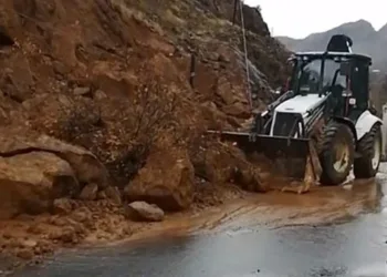 Kuvvetli sağanak heyelan getirdi