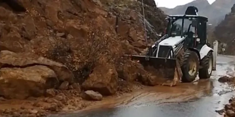 Kuvvetli sağanak heyelan getirdi