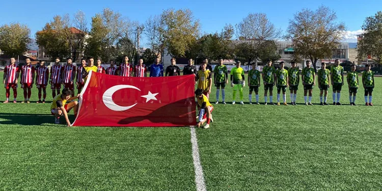 Amatör maçta şehitlere saygı