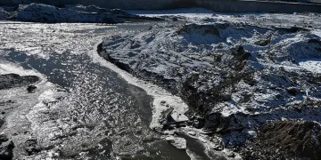 Donan araçlar battaniye ile korundu
