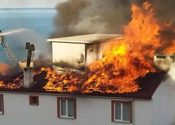 Apartmanın çatısı alevlere teslim oldu