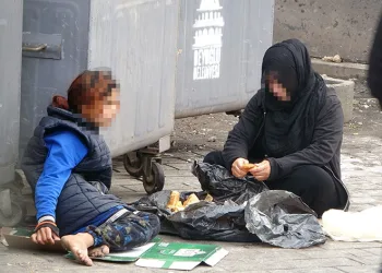 Çöpten yemek yeme numarası yapan dilenciler yakayı ele verdi