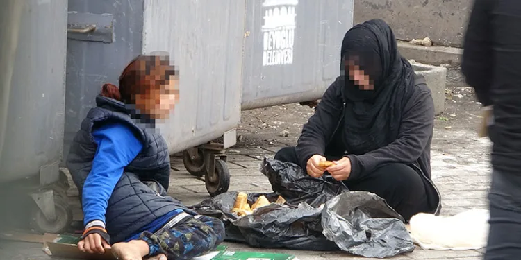 Çöpten yemek yeme numarası yapan dilenciler yakayı ele verdi