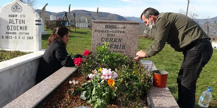 Ceren Özdemir, mezarı başında anıldı