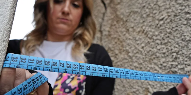 Evlerinden caddeye çıkabilmek için kilo almaya korkuyorlar