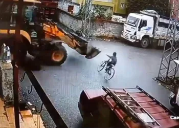 9 yaşındaki çocuk iş makinesinin altında kaldı