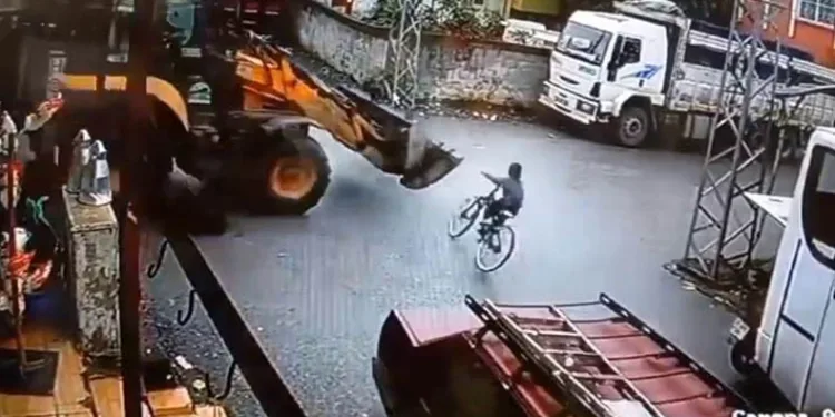 9 yaşındaki çocuk iş makinesinin altında kaldı