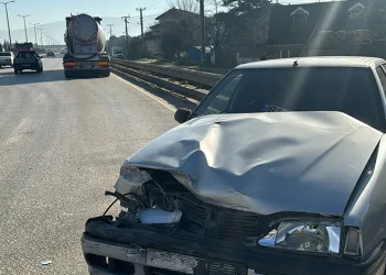 Tır ile otomobilin karıştığı kazada 2 kişi yaralı