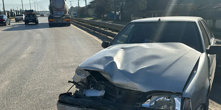 Tır ile otomobilin karıştığı kazada 2 kişi yaralı