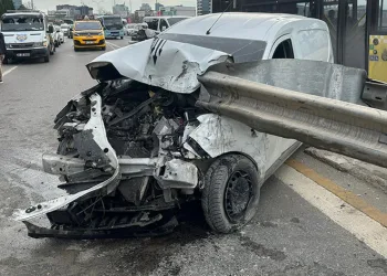 E 5’te araç bariyerlere girdi