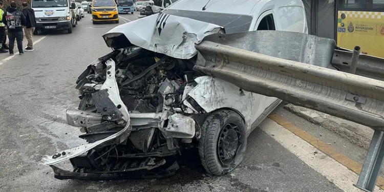 E 5’te araç bariyerlere girdi