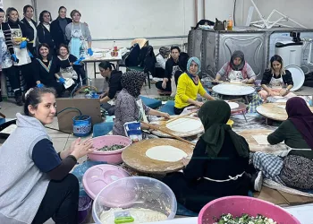 Okulları İçin hamur açıp, gözleme yaptılar