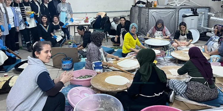 Okulları İçin hamur açıp, gözleme yaptılar