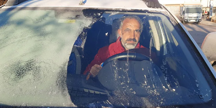 Kars kar yağmadan buz kesti