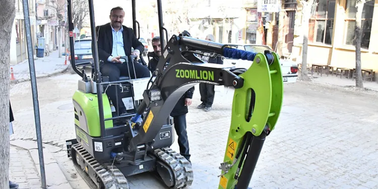 Emet Belediyesine hibe 2 iş makinesi