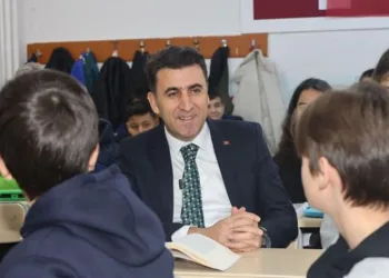 Öğrencilerle voleybol oynadı, kitap okudu
